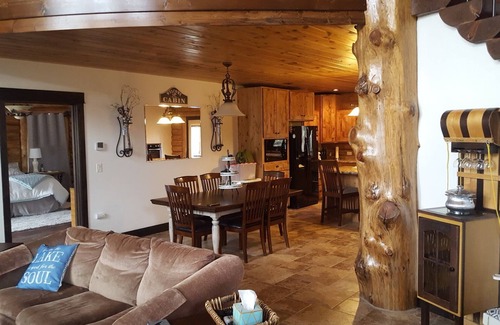 Mountain Home Cabin | 2 Sisters Getaway, Cozy Cabin - Close to Riding Trails, Lakes, & Hot Springs