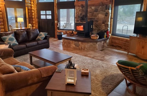 Mountain Home Cabin | 2 Sisters Getaway, Cozy Cabin - Close to Riding Trails, Lakes, & Hot Springs