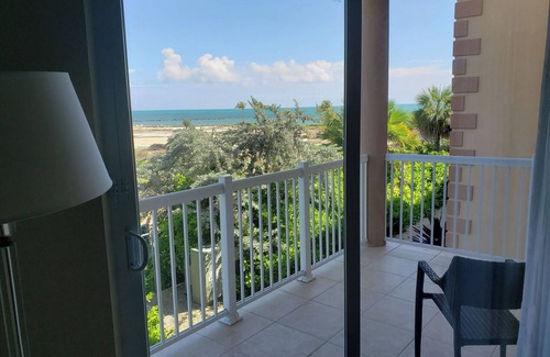 Crystal Harbour Apartment | 2 Spacious Suites w Full Kitchen, Oceanfront Balcony & Pool - Ideal for Families