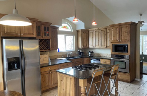 West Jordan House | 2 story, private, quiet upscale neighborhood MINUTES FROM 4 MAJOR SKI RESORTS