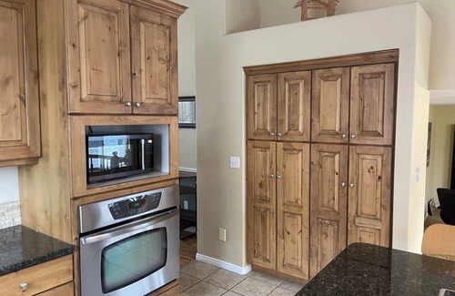 West Jordan House | 2 story, private, quiet upscale neighborhood MINUTES FROM 4 MAJOR SKI RESORTS