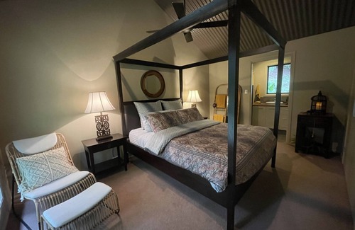 Currumbin Valley House | 2 x queen bedrooms, 2 x ensuite's, 1 guest lounge, outdoor bbq kitchen and pool.