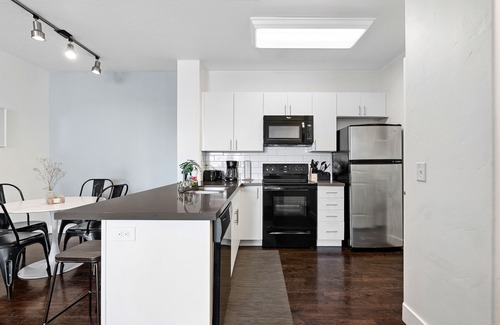 Draper Apartment | 20% off for long stay, Hot Tub, pets allowed