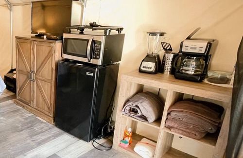 Prairie Lea House | #20 Son's River Ranch - Glamping Cabin w/2 Queen Beds