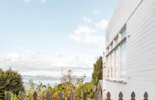 Battery Point Hotel | 200 m² Hotel ∙ 3 bedrooms ∙ 6 guests