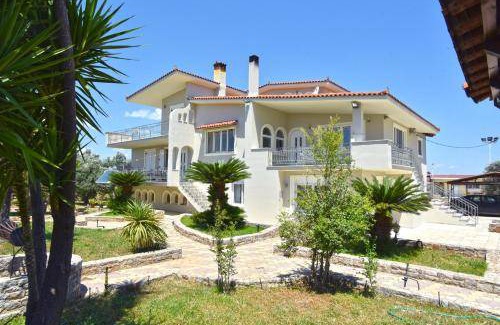 Nea Kios Resort | 200 m² Resort ∙ 4 bedrooms ∙ 14 guests