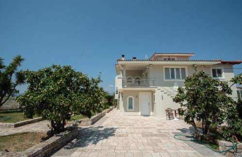 Nea Kios Resort | 200 m² Resort ∙ 4 bedrooms ∙ 14 guests