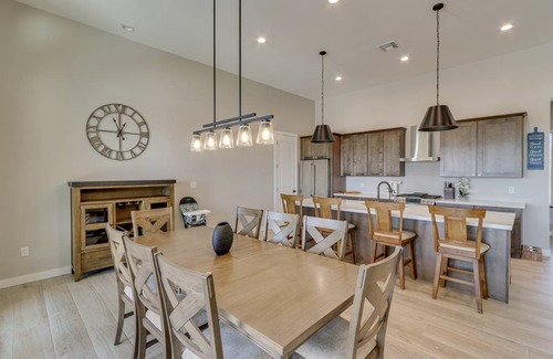 Apache Junction House | 207 m² House ∙ 3 bedrooms ∙ 8 guests