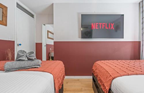 Chaucer Apartment | 20PercentOff Last Min September Deal-Stylish Lux home in London Bridge & The Shard w Parking&Netflix-Sleeps7!