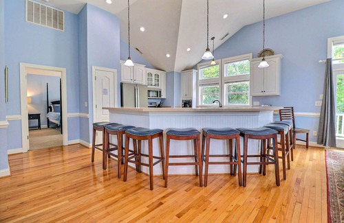 Duck House | 2100 Pawprints * Dog Friendly