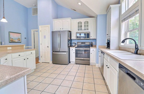 Duck House | 2100 Pawprints * Dog Friendly