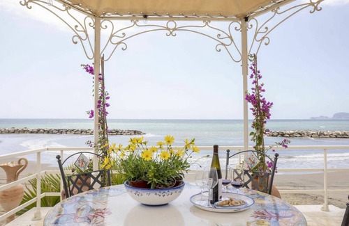 Formia House | 220 m² House ∙ 5 bedrooms ∙ 12 guests
