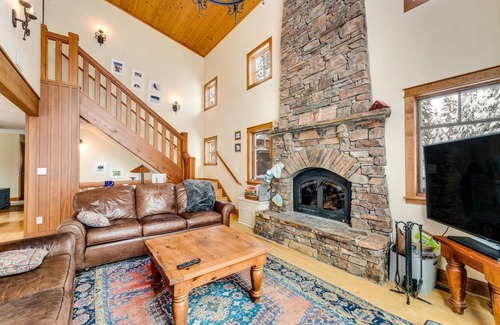 Serene Lakes Cabin | 232 m² Cabin ∙ 5 bedrooms ∙ 10 guests