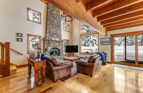 Serene Lakes Cabin | 232 m² Cabin ∙ 5 bedrooms ∙ 10 guests