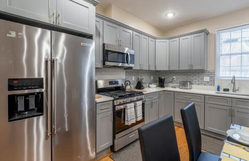 Dudley - Brunswick King Apartment | 233-1 4BR Boston - Cozy Apt near MBTA Station