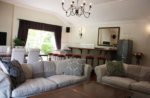 Constantia House | 250 m² House ∙ 127 guests