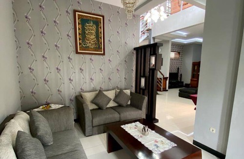 Sleman House | 250 m² House ∙ 4 bedrooms ∙ 10 guests