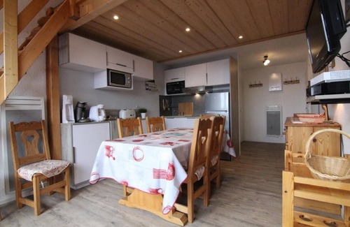 Eclose-Ouest Apartment | 250m from shops, 5th floor, balcony, tv, ski locker, 40m², Alpe d'Huez
