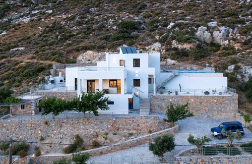 Vrachasi House | 280 m² House ∙ 5 bedrooms ∙ 10 guests