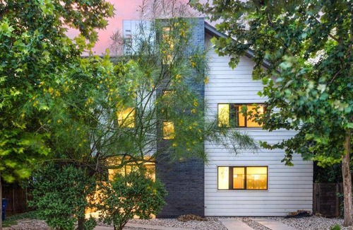 East Cesar Chavez House | 297 m² House ∙ 6 bedrooms ∙ 24 guests