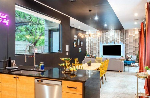 East Cesar Chavez House | 297 m² House ∙ 6 bedrooms ∙ 24 guests