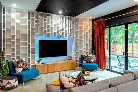 East Cesar Chavez House | 297 m² House ∙ 6 bedrooms ∙ 24 guests