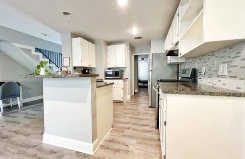 South Lamar House | 2B3B+Studio: Great yard+deck mins to downtown