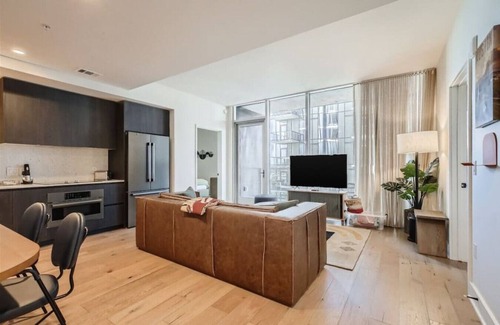 Rainey Street Historic District Condo | 2BD Condo-Rainey St-Best views-RT Pool
