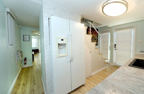 Avalon House | 2BD Home, 1/2 Block to the Beach, A/C, Pet Friendly, WIFI. - 124 Claressa Ave
