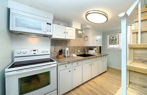 Avalon House | 2BD Home, 1/2 Block to the Beach, A/C, Pet Friendly, WIFI. - 124 Claressa Ave