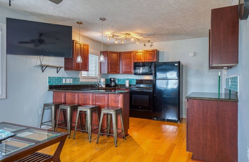 Ash Condo | 2BD Pet Friendly Beach Condo-Cherry Grove- Across street from Beach