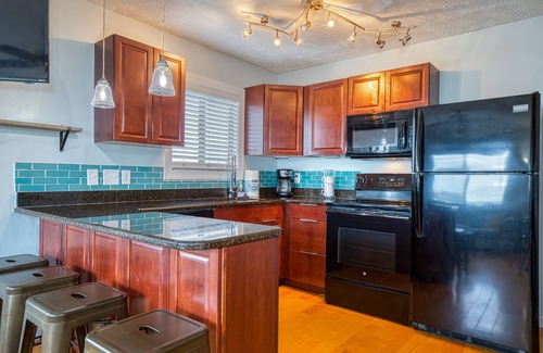 Ash Condo | 2BD Pet Friendly Beach Condo-Cherry Grove- Across street from Beach