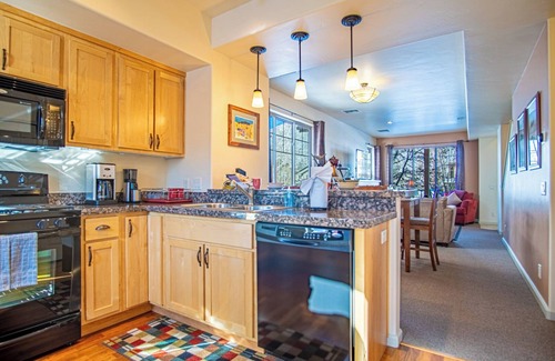 Hailey Condo | 2BD Sweetwater Condo - Pool, Hot Tub, Gym, Theatre