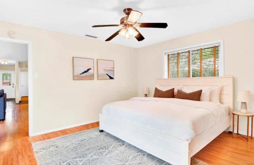 Zilker House | 2BR 2BA Cozy Bungalow with Backyard in Montclaire - Zilker Area