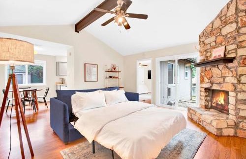 Zilker House | 2BR 2BA Cozy Bungalow with Backyard in Montclaire - Zilker Area