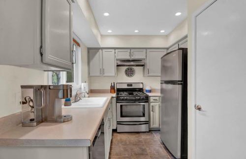 Zilker House | 2BR 2BA Cozy Bungalow with Backyard in Montclaire - Zilker Area