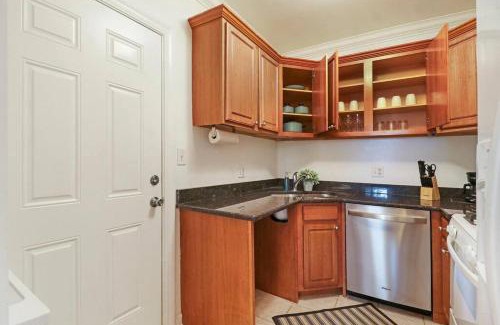 Old Irving Park Apartment | 2BR Alluring Apartment with Laundry - Cullom D3