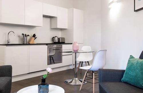 St Albans Apartment | 2BR Apartment w/Fully Equipped Kitchen & Comfortable Beds for the Perfect Stay