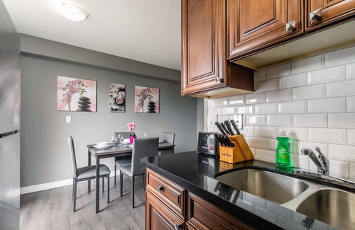 Rosedale Apartment | 2BR Apt - Near Downtown Hamilton - Sleeps 6!