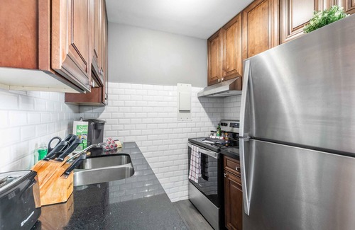 Rosedale Apartment | 2BR Apt - Near Downtown Hamilton - Sleeps 6!