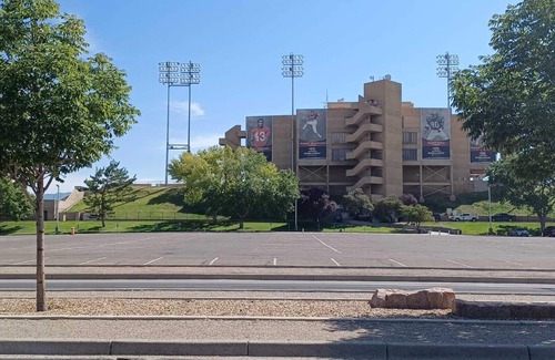 Victory Hills Apartment | 2br apt with AC close to UNM/airport/hospitals/I-25/AFB/Stadiums