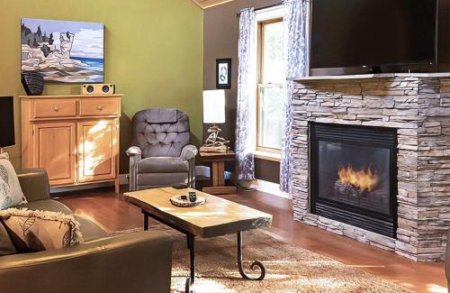 Tobermory House | 2BR Cottage Surrounded by Nature