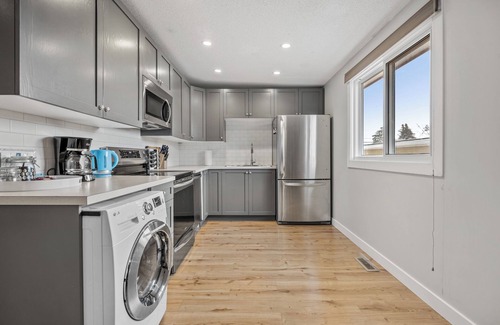Tuxedo Park Apartment | 2BR | Cozy & Clean | Main Floor | Calgary Core