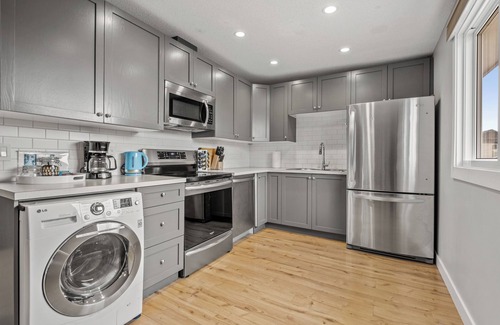 Tuxedo Park Apartment | 2BR | Cozy & Clean | Main Floor | Calgary Core