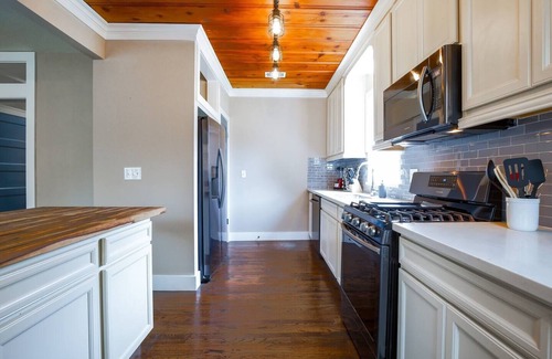 South Central Houston House | 2BR Luxury EADO House! Medical Center, Stadiums ⭐️⭐️⭐️⭐️⭐️
