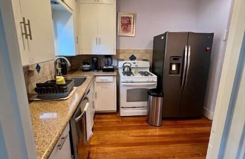Neartown Cottage | 2BR Montrose bungalow, 3.5 miles to Medical Center