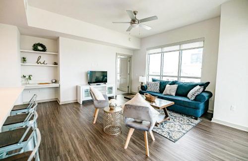 Third Ward Apartment | 2BR Uptown Furnished Apartment near Truist Fields apts
