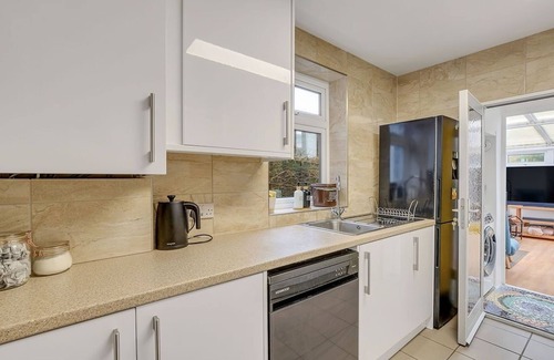 William Morris Apartment | 2BR Victorian Home - Perfect for Cozy Getaways