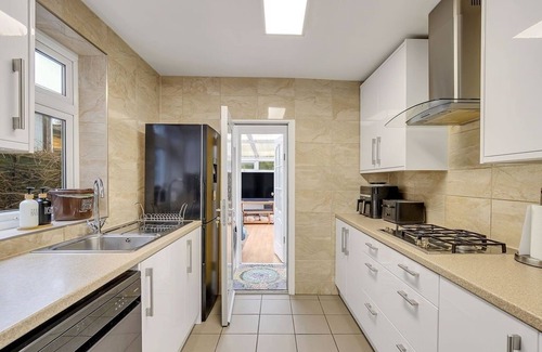 William Morris Apartment | 2BR Victorian Home - Perfect for Cozy Getaways