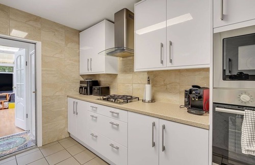 William Morris Apartment | 2BR Victorian Home - Perfect for Cozy Getaways